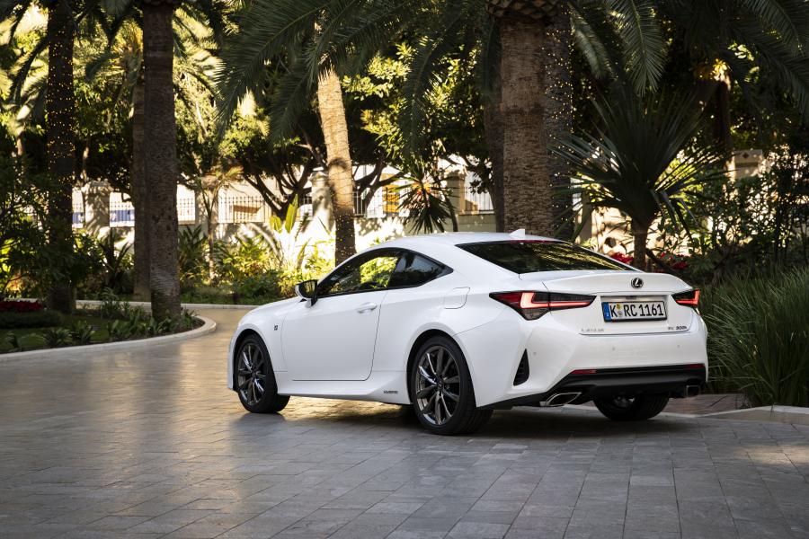  Lexus RC300h 2018 года  (WW) (фото 105 из 139)